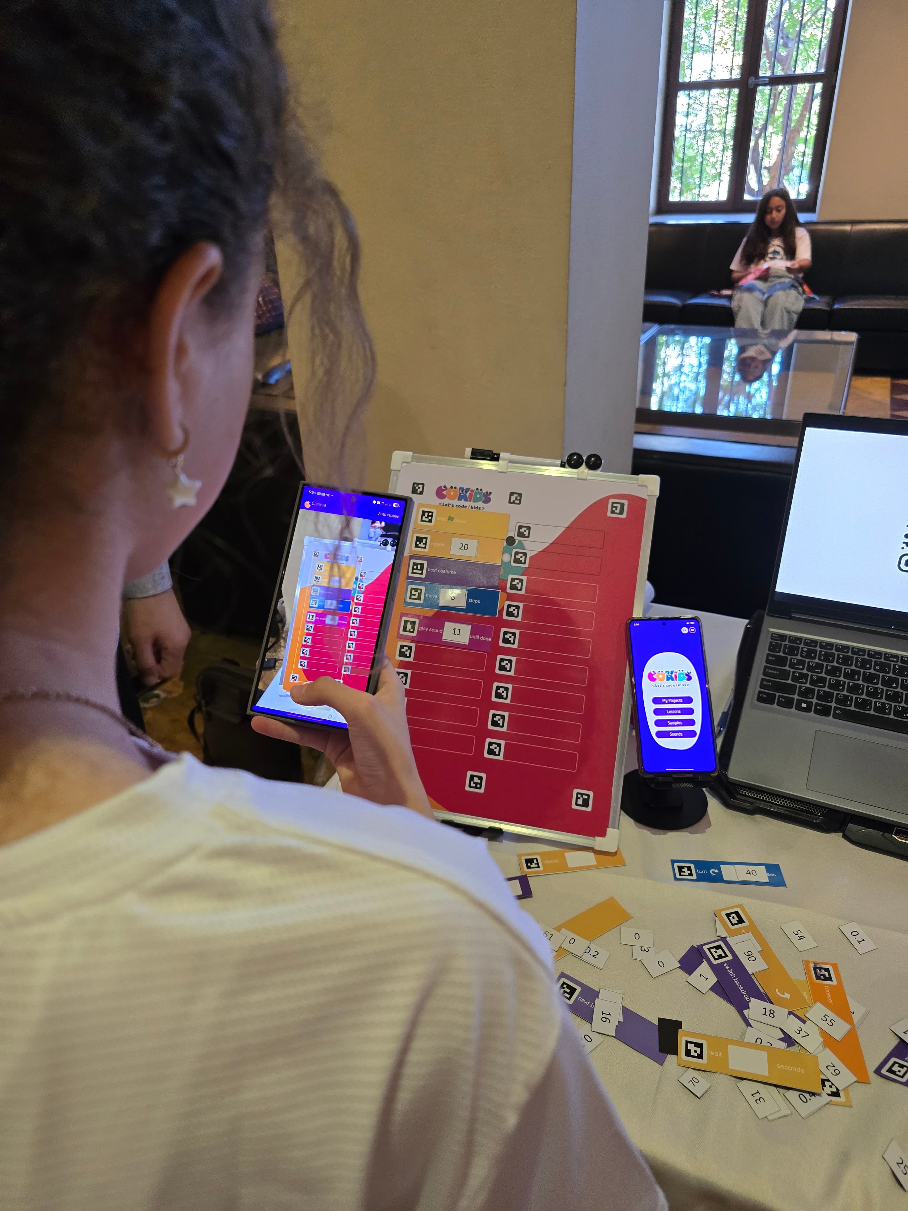 Kids building a program with CoKids cards